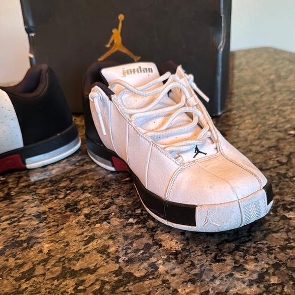 Jordan team Elite 2 Lo White and Black Sneakers Classic Design EUC - Picture 13 of 15